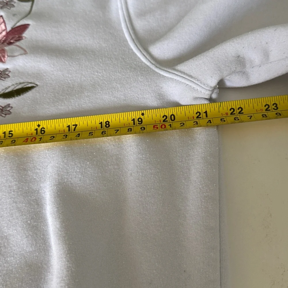 Hasting & Smith Poinsettia Embroidered White Sweater SZM. - Picture 7 of 10